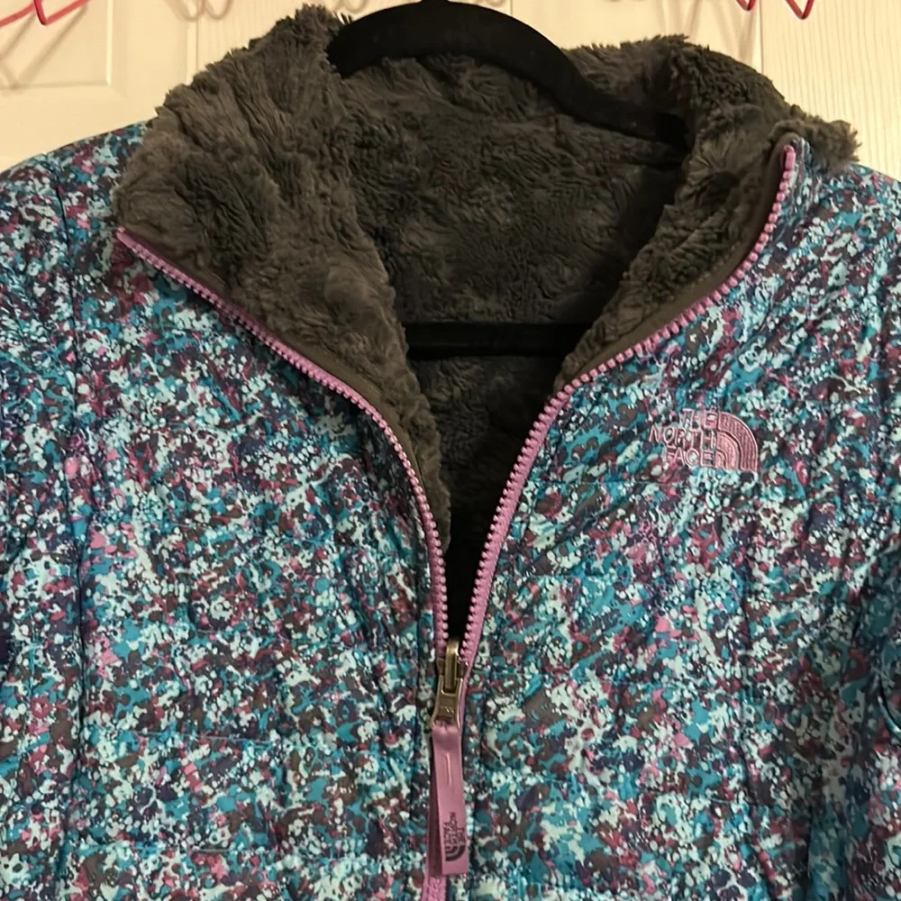 The North Face girl’s Mossbud Swirl Blue Gray Reversible Coat